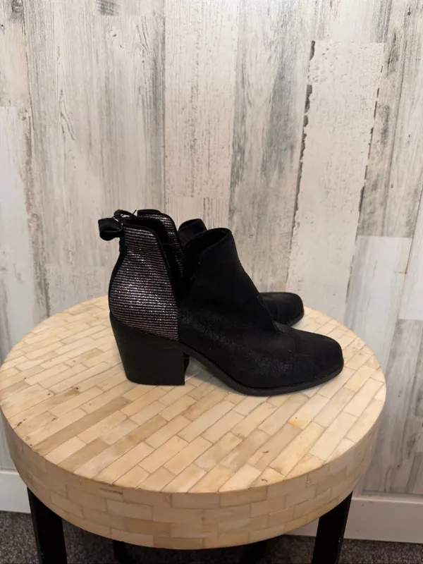TOMS Esme Block Heel Chelsea Booties Womens 8 Black Suede Metallic Gore Ankle - Image 4