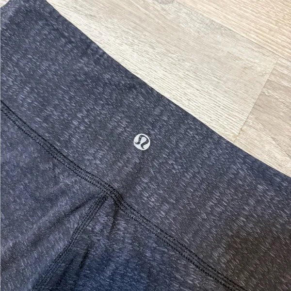 •LULULEMON• PATTERNED LEGGINGS - Image 5