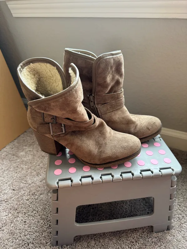 Style and Co Booties with Fur size 7 - Image 2