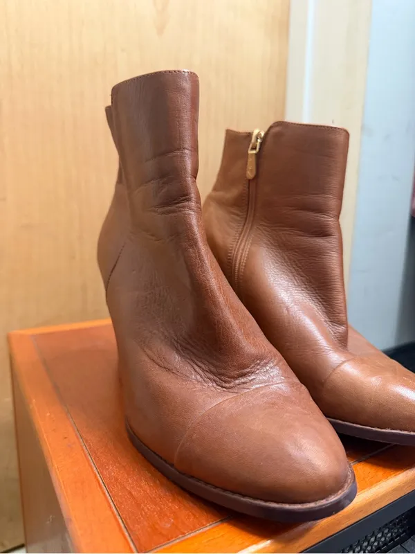 Clarks Women’s Brown Leather Ankle Booties. Size: 8 - Image 3