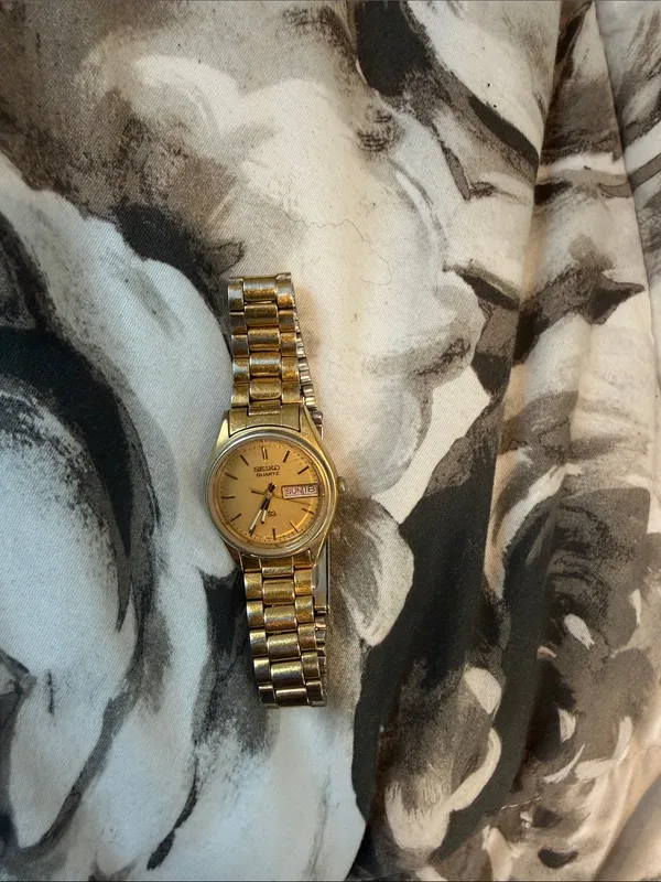 Vintage Seiko SQ Ladies Gold-Toned Quartz Watch – Day/Date Display - Image 3