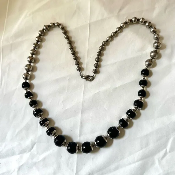 Black and silver tone beaded necklace - Image 3