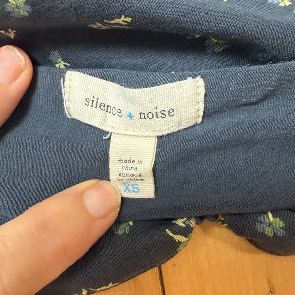 URBAN OUTFITTERS Silence + Noise Tube Crop Top Navy FLoral Size XS Cut Out - Image 6