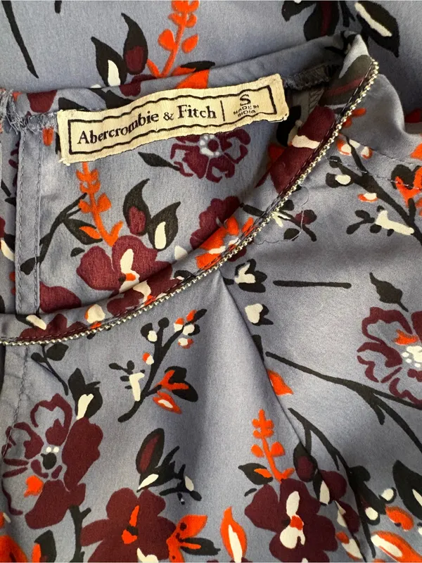 Abercrombie & Fitch Gray Floral Long-Sleeve Blouse with Red Accents - Image 2