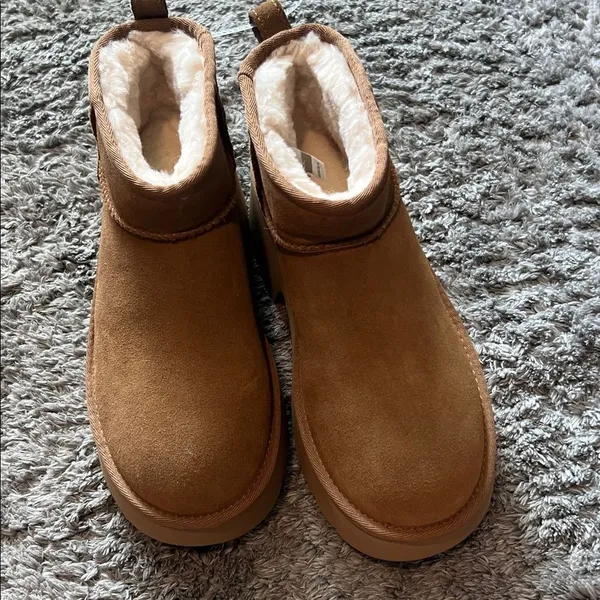 UGG Plush NWOT Women's Chestnut Suede Platform Boots‎ size 8 - Image 5