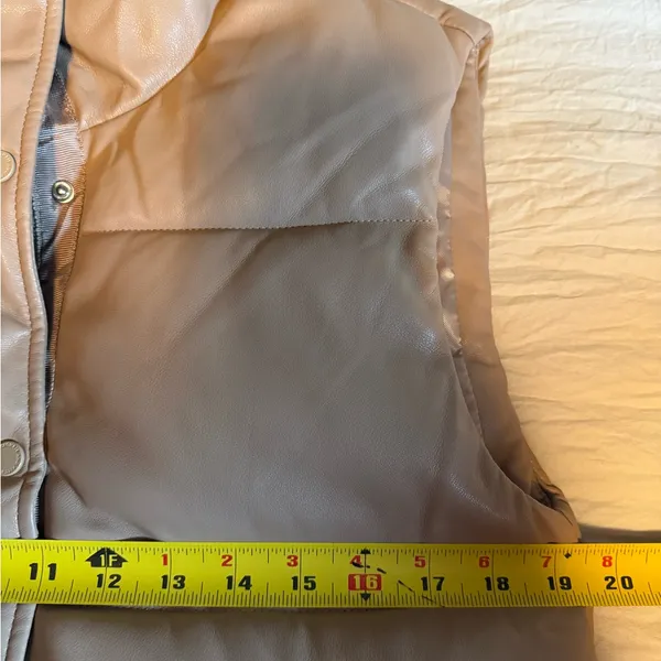 Abercrombie & Fitch Women's Camel Puffer Vest size XS - Image 7