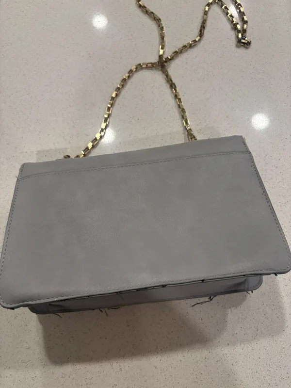 Gray crossbody purse with gold chain strap - Image 3