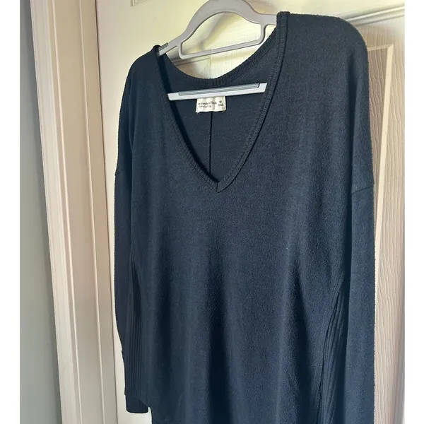 Abercrombie & Fitch Soft A&F Cozy Black Long Sleeved V Neck Tee - Medium - Image 3