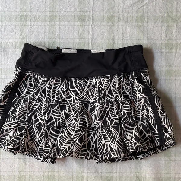 Lululemon Black and White Leaf Print Women's Skirt - Image 4