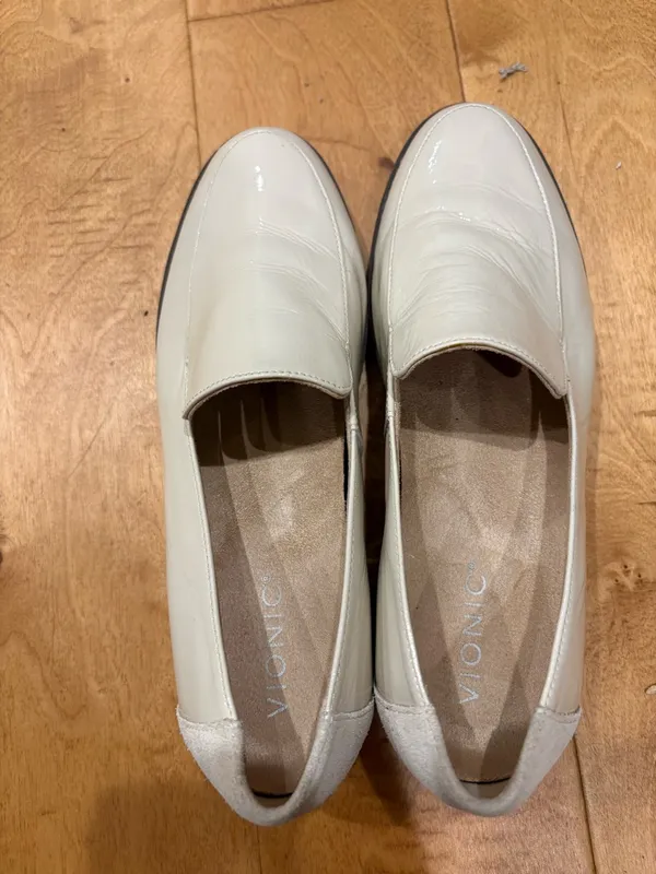 Vionic Kensley patent leather loafers cream sz 8.5 - Image 5