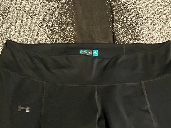 Womens medium Under Armour Fitted ColdGear Black Flare Athletic Pants - Image 3