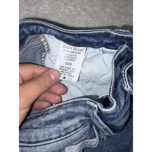 judy blue wide leg crop jeans 3/26 raw hem - Image 3