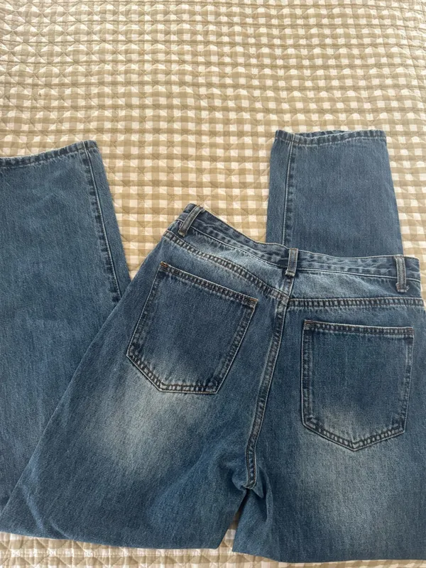 Edikted Classic Blue Crossover High-Rise Jeans - Image 2