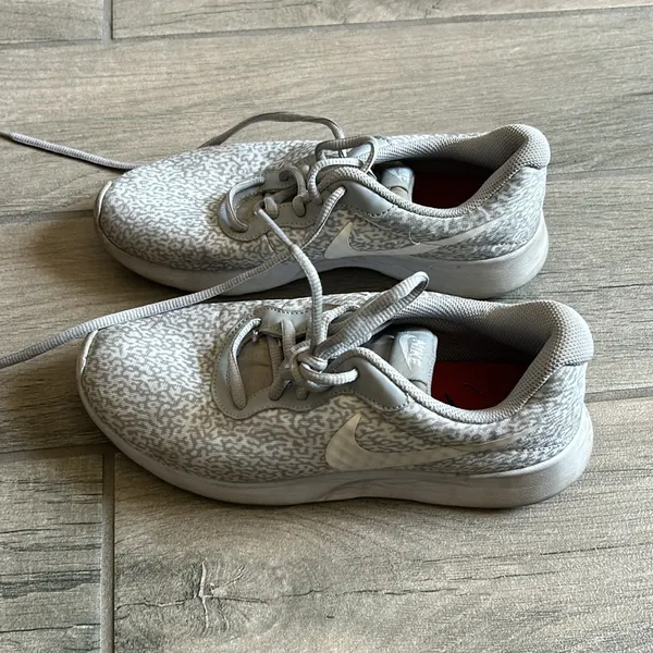 Nike gray sneakers - Image 5