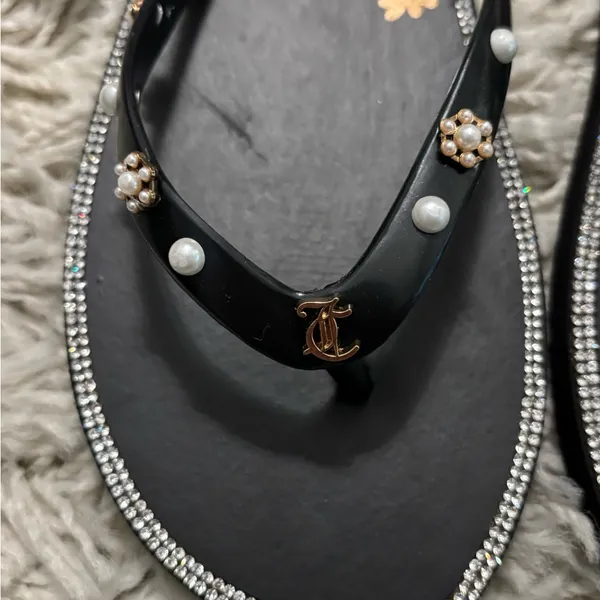 Juicy Couture Black Sandals with Gold Floral Design Size 7 - Image 5