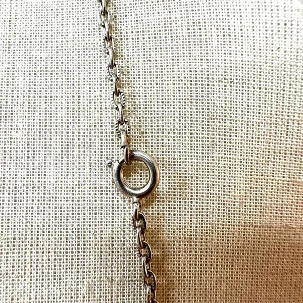 Green and silver tone vintage pendant necklace - Image 9