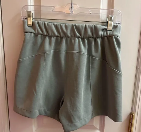 Lululemon softstreme shorts size 4 - Image 2