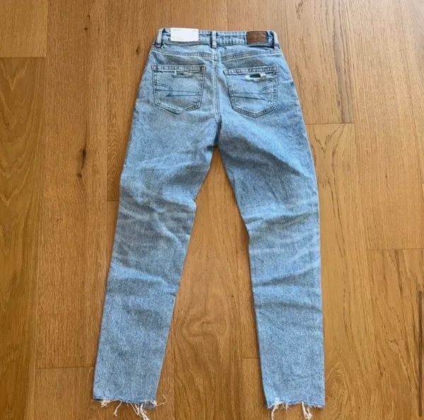 American Eagle Jeans Strigid Ripped Mom jeans size 0 25w - Image 2