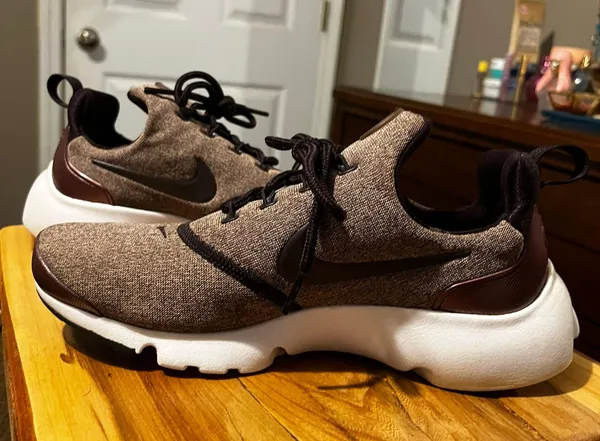 Nike Tennis Shoes - Image 3