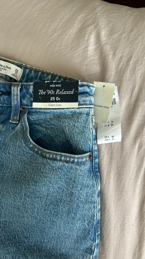 Abercrombie 90s Relaxed High-Rise Curve Love 25 Short - Image 2