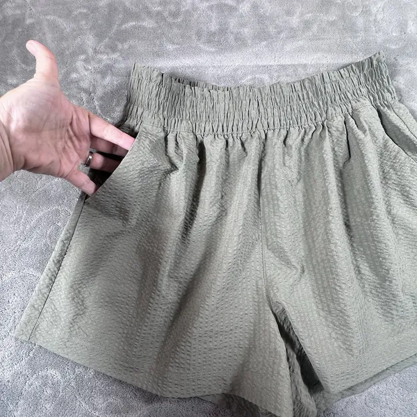 Vuori Womens Villa Textured Short Size Large Wheatgrass Sage Neutral Athletic 3" - Image 8