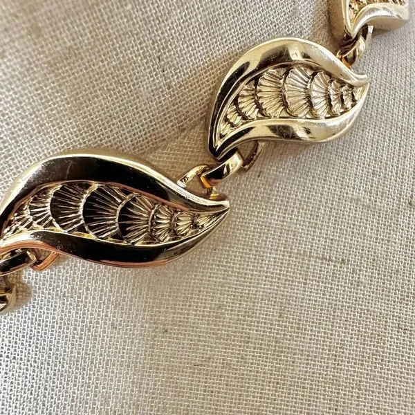 vintage monet gold tone leaf choker necklace - Image 3