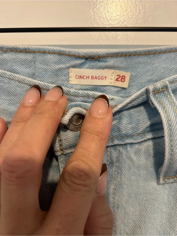 Levi’s Women’s Cinch Baggy size 28 - Image 4