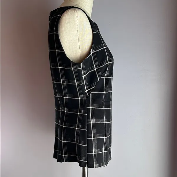 White House Black Market sleeveless black and white plaid asymmetrical hem top - Image 4