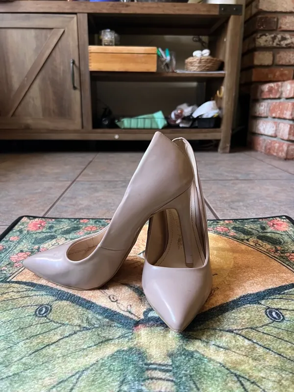 Anne Michelle Women's Nude Patent Pointed-Toe Heels - Image 10