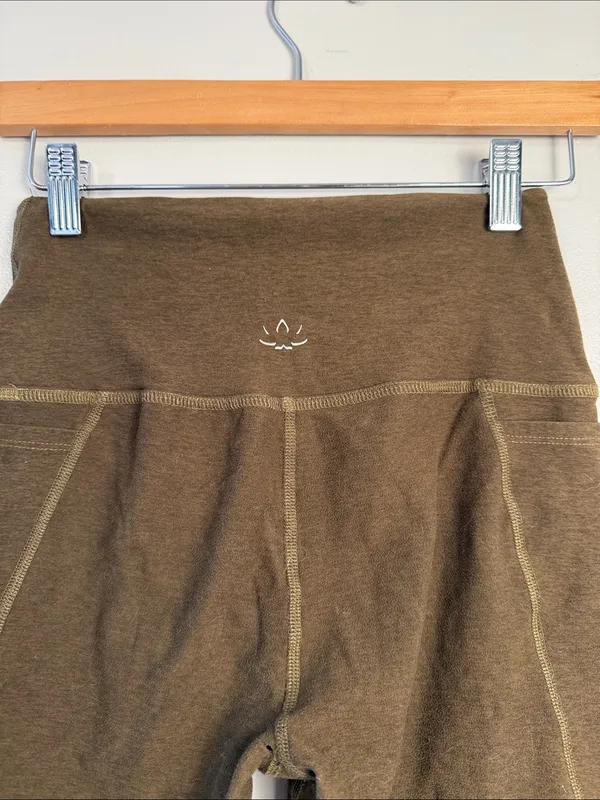 Beyond Yoga Olive Green cropped leggings size medium - Image 5