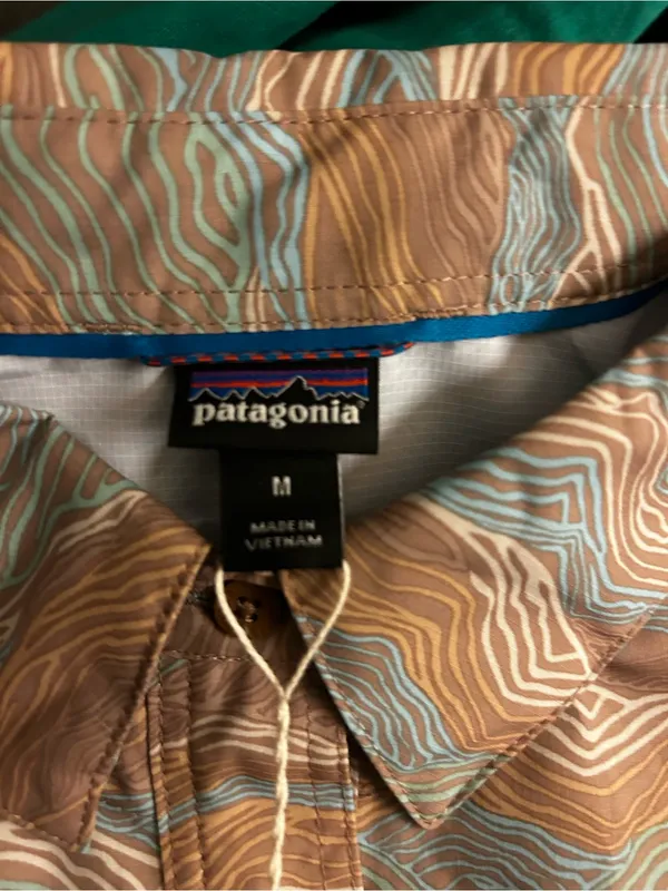 Women’s NWT Patagonia Tan & Light Blue Wave-Pattern Button-Down Shirt - Image 4