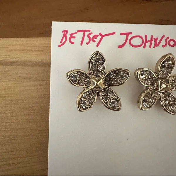Betsey Johnson Betseyton Gold Tone Flower Stud Earrings Crystal Accents - Image 3