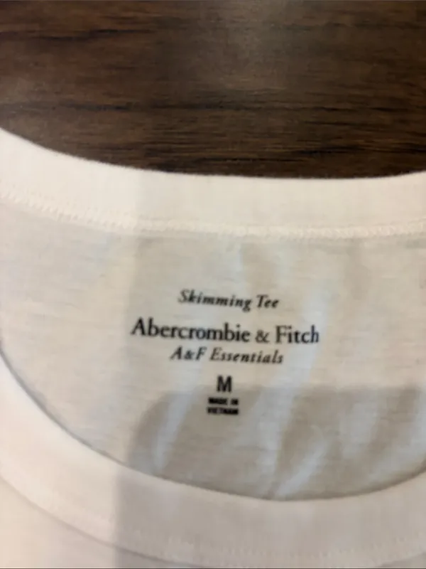 New With Tags Abercrombie Embroidered Skimming Tee Sz M - Image 3