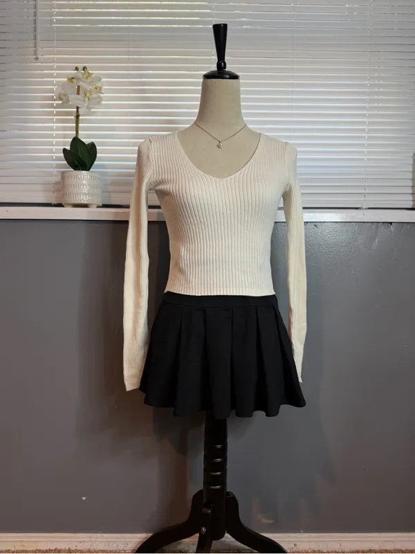 Brandy Melville John Galt Cream Ribbed V Neck Sweater Top Size M Long Sleeve - Image 3