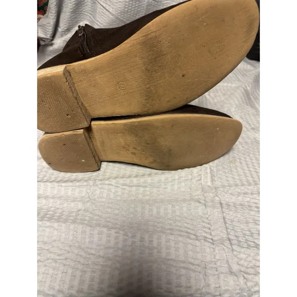 Cisco Kid Bootie Size 10 Dark‎ Brown Suede 1 Inch Heel. Womens. - Image 4