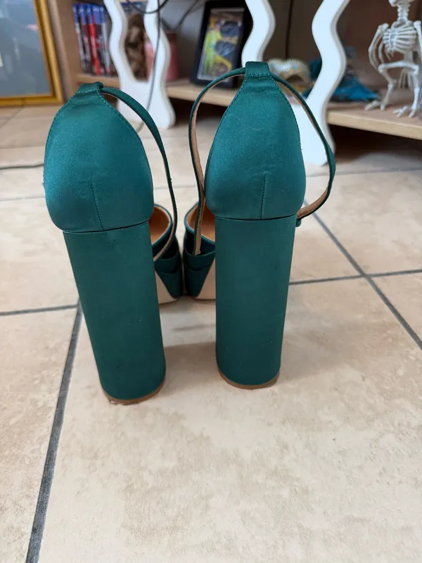 Satin Green Heels Size 10 - Image 4