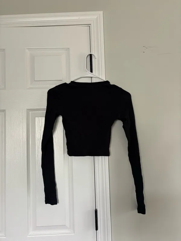 Aritzia TNA Long Sleeve - Image 4