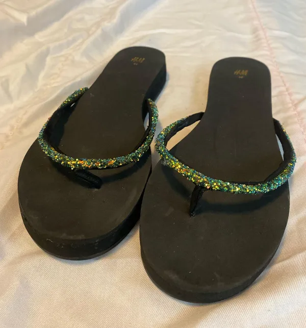 H&M black flip flops - Image 2