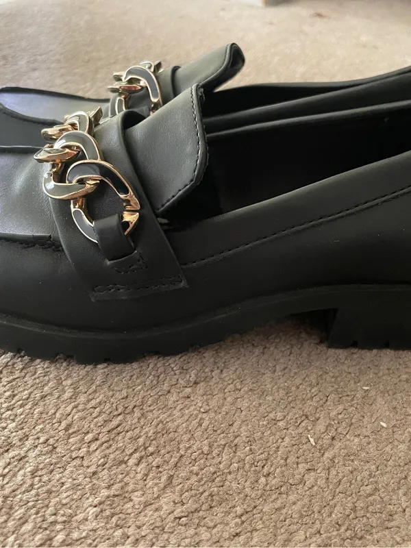 Kohl's Black Loafers with Gold Chain Trim Size 6 - Image 3