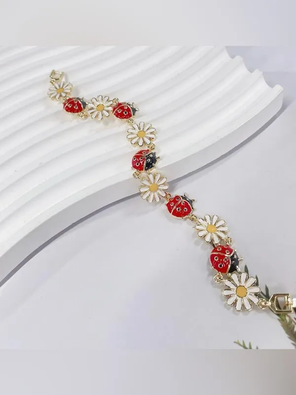 Daisy & Ladybug Gold - Image 3