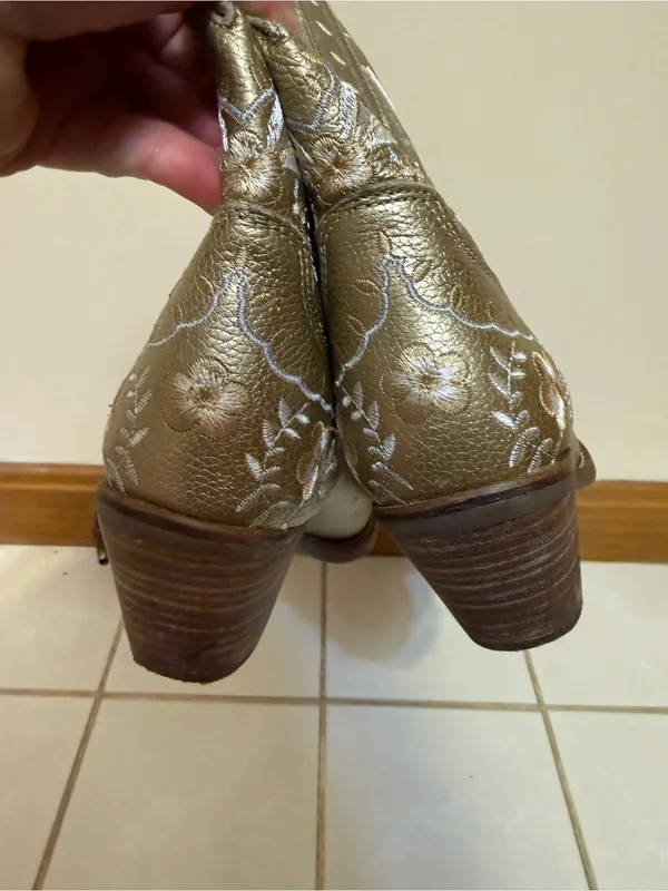dingo | Primrose Metallic Gold Western ankle boots size 8 - Image 4