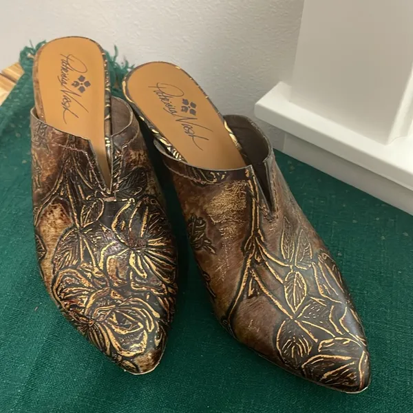 Patricia Nash Mules/clogs Ruffina Bronze Florals - Image 5