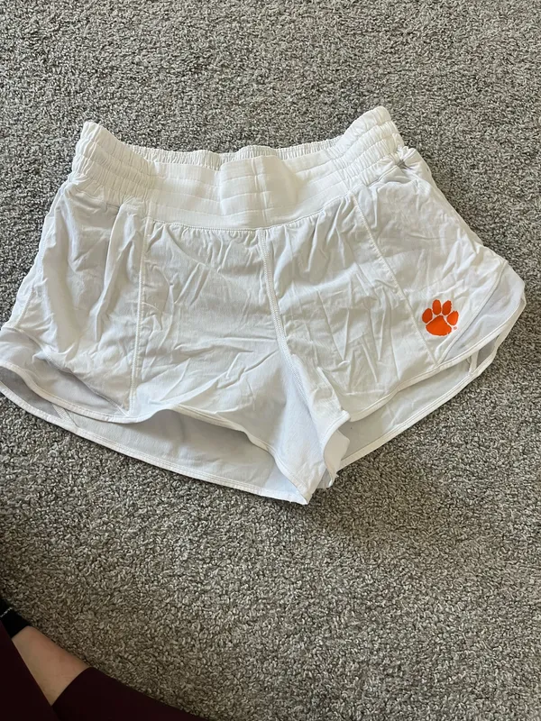 Lululemon Shorts Hotty Hot 2.5" - Image 2