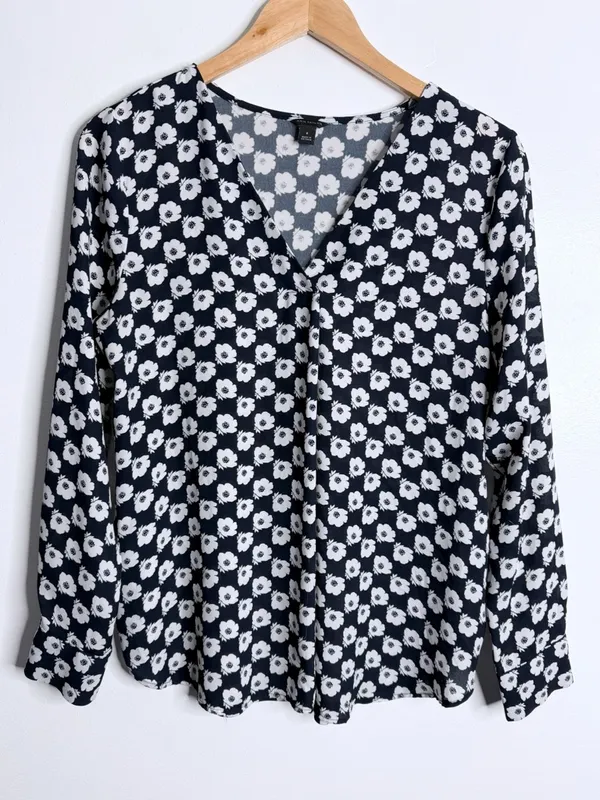 Ann Taylor Black White Floral Blouse V Neck‎ Long Sleeve Classic Workwear Medium - Image 2