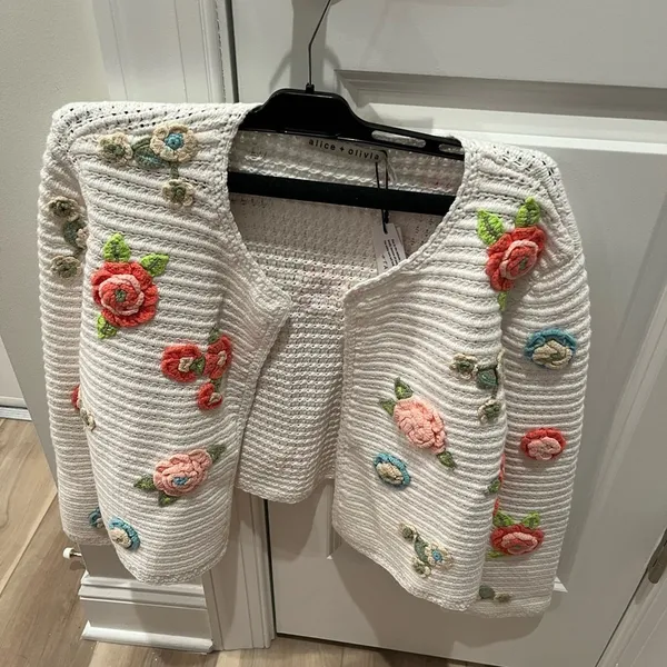 NWT Alice + Olivia ANDERSON CARDIGAN White Multi Roses M - Image 7