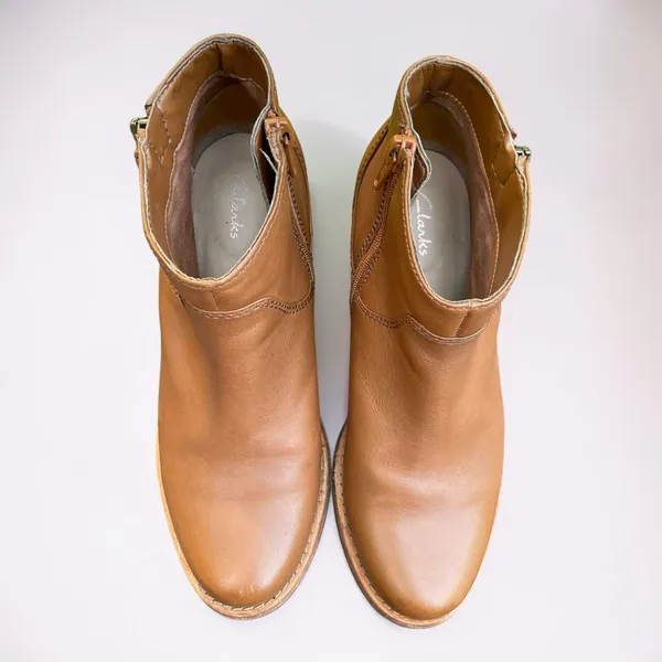 Old Money Clarks Clarkdale Dawn Tan Leather Chelsea Block Heel Ankle Boots 7M - Image 5