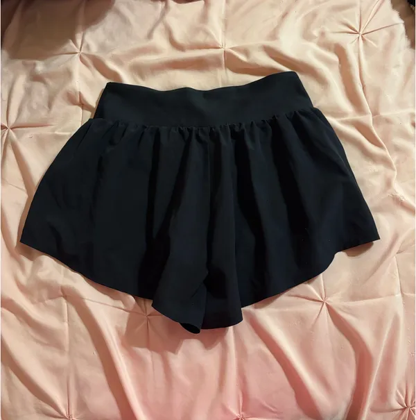 Alo V-Cute Running Shorts - Image 4