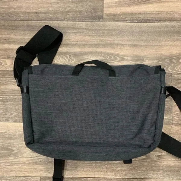 Swiss Gear Messenger / Laptop Bag. Adjustable strap Shoulder Pad - Image 7