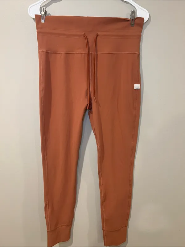 Vuori Daily Leggings in Cinnamon - Image 3