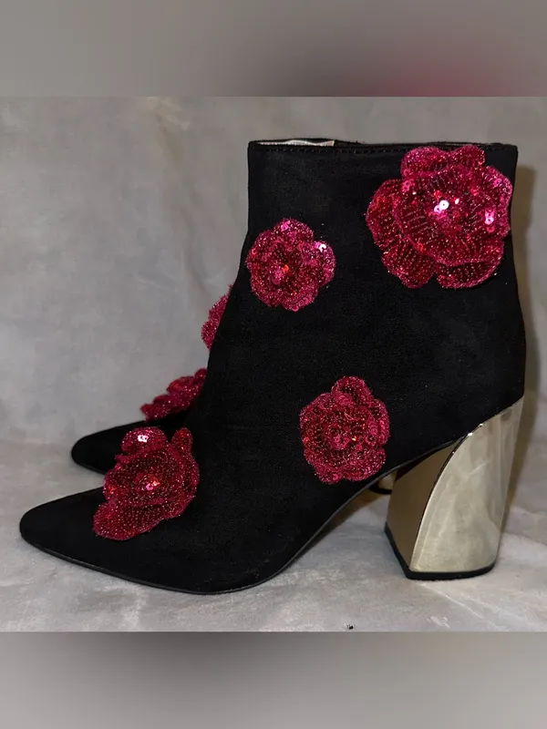 Betsey Johnson NWT Women Size 6 Finlee Black Suede Rose Metallic Ankle Boots - Image 2